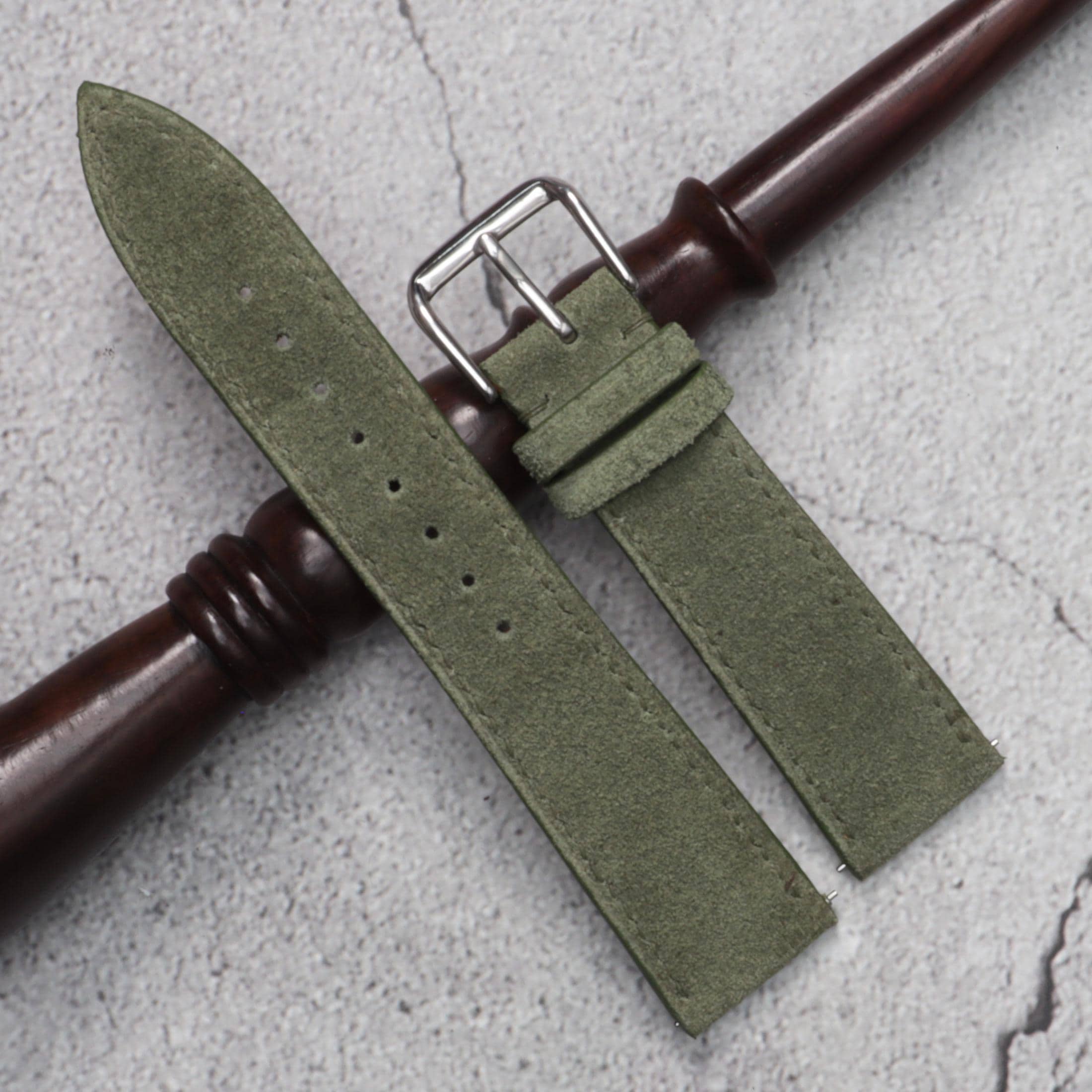 オリーブグリーンスエードウォッチストラップ：クイックリリースサドル