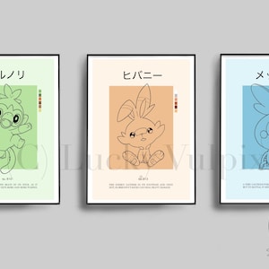 Op de afbeelding: Drie ingelijste kunstdrukken met lijntekeningen van stripfiguren. Elke print heeft een andere achtergrondkleur: lichtgroen, bruin en lichtblauw. Japanse tekst staat bovenaan, Engelse tekst onderaan.