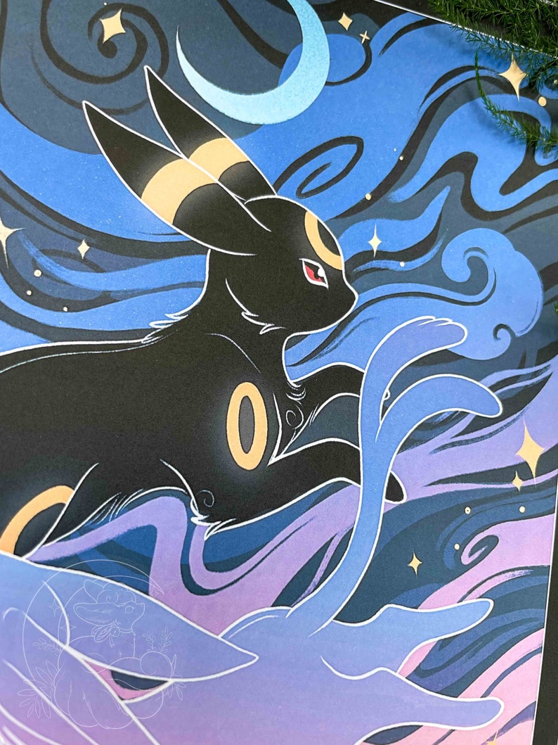 Pu&ograve; includere: Un personaggio Pokemon nero e giallo con una mezzaluna sulla fronte, che corre attraverso un cielo blu e viola vorticoso con le stelle.