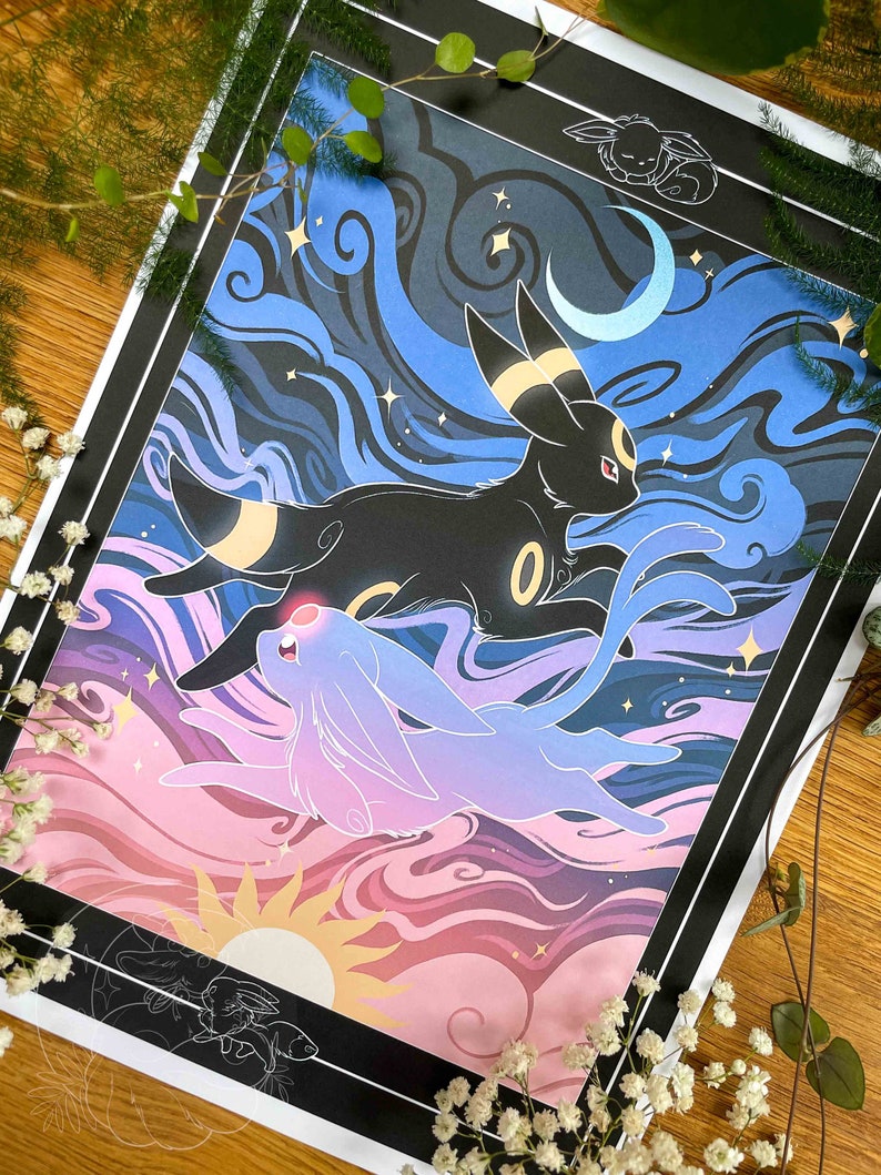Pu&ograve; includere: Una stampa d'arte digitale con due Pok&eacute;mon, Espeon e Umbreon, in un cielo notturno stilizzato con nuvole vorticose e stelle. La stampa &egrave; incorniciata in nero.