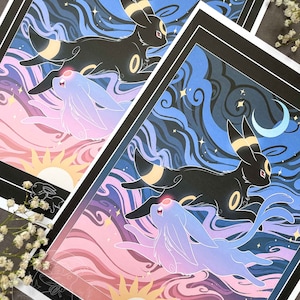 Pu&ograve; includere: Due Pok&eacute;mon, un Umbreon nero e blu e un Espeon viola e bianco, volano su uno sfondo di nuvole vorticose e stelle. L'Umbreon ha una luna crescente sopra di lui, e l'Espeon ha un sole sopra di lui.