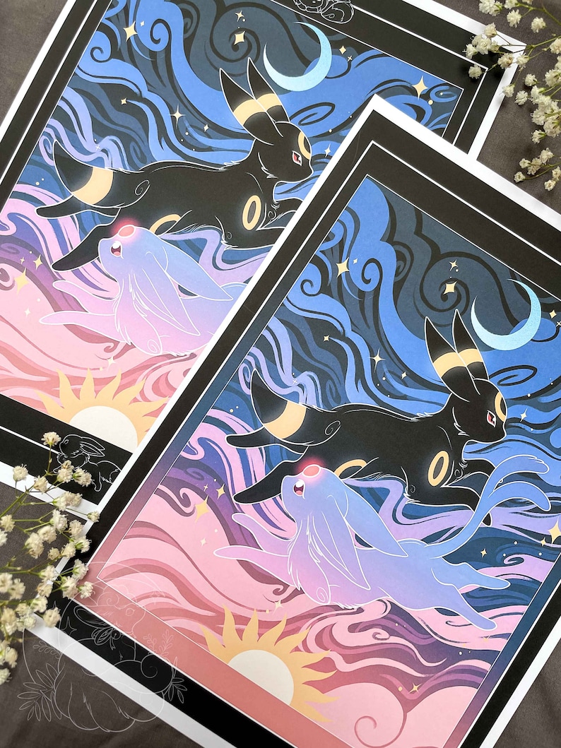Pu&ograve; includere: Due Pok&eacute;mon, un Umbreon nero e blu e un Espeon viola e bianco, volano su uno sfondo di nuvole vorticose e stelle. L'Umbreon ha una luna crescente sopra di lui, e l'Espeon ha un sole sopra di lui.