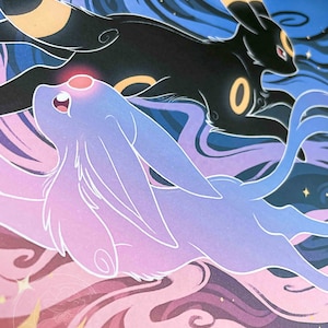 Pu&ograve; includere: Un'illustrazione digitale di due Pok&eacute;mon, un Umbreon viola e blu e un Espeon rosa e blu, su uno sfondo vorticoso di blu e rosa.