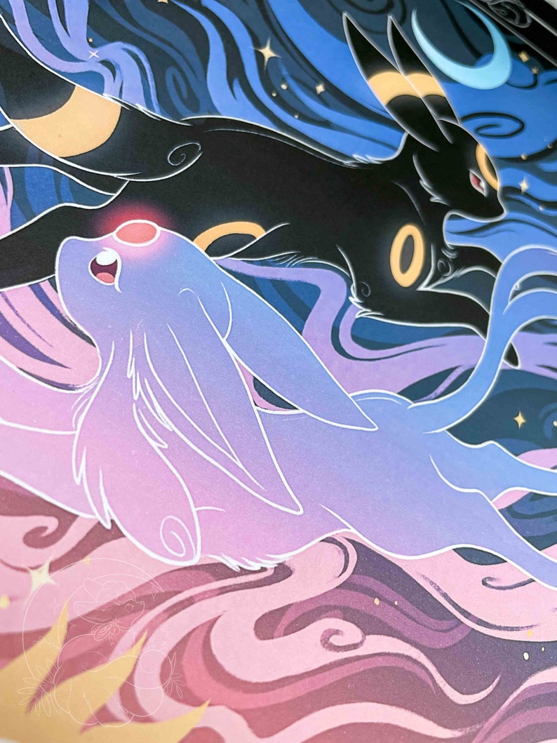 Pu&ograve; includere: Un'illustrazione digitale di due Pok&eacute;mon, un Umbreon viola e blu e un Espeon rosa e blu, su uno sfondo vorticoso di blu e rosa.