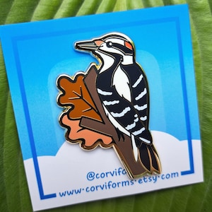 Haariger Specht & Eiche Emaille Pin Vogel Singvogel