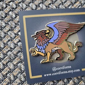 Gryphon stehend 2" Emaille Pin - Vogel Löwe Fantasy Heraldik Wappentier Fabeltier