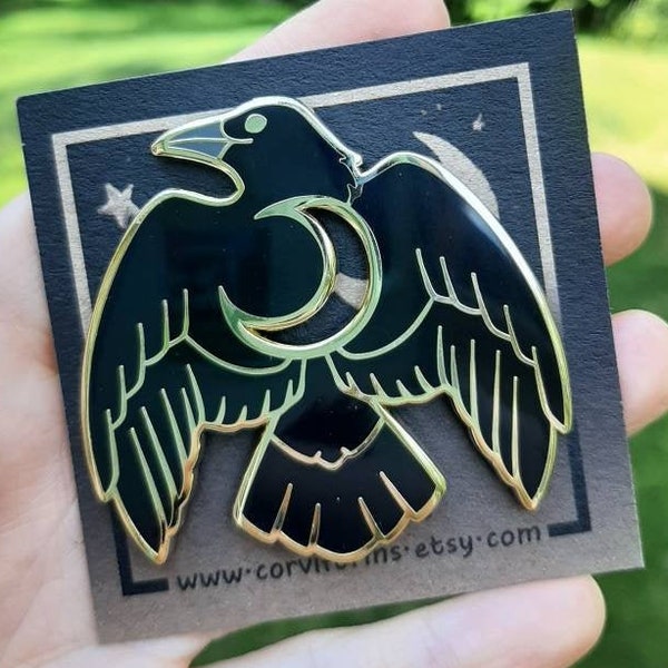 Pin de esmalte duro negro con recorte de cuervo lunar