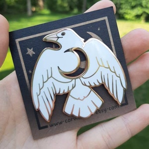 Moon Crow Cutout Pasador de esmalte duro blanco