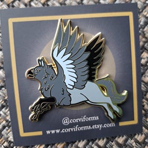 Hippogriff 5 cm Emaille Pin - Hippogryph Vogel Pferd Fantasy Heraldik Glückssymbol Geschenk