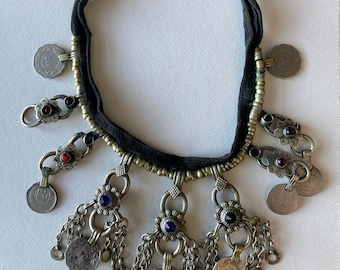 ヴィンテージ クチ ネックレス ダングル チョーカー カラフルなガラスストーン付き