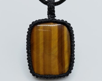 ŒIL DE TIGRE! Pendentif en macramé fait à la main.