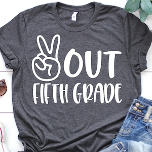 Peace Out vijfde leerjaar Svg, laatste dag van school Svg, jongen 5e leerjaar Svg, zomervakantie, Kids afstuderen Shirt Svg-bestand knippen voor Cricut, png, dxf