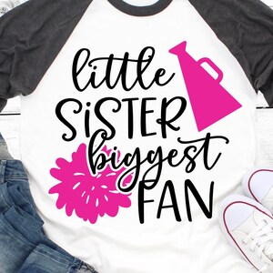 Football soeur Svg, Cheer Sister Svg, petite soeur plus grand fan Svg, Svg drôle de maillot de football fille, frère fichiers Svg pour Cricut, Png, Dxf
