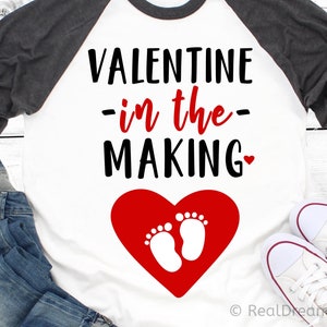 Anúncio de gravidez Svg do Dia dos Namorados, Valentine in the Making, Baby Bump Svg, Camisa de maternidade, Arquivo Svg de carregamento de bebê para Cricut, Png