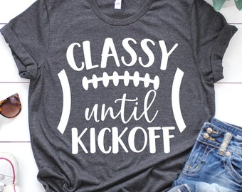 フットボールSVG、Classy until Kickoff SVG、フットボールママSVG、レディースフットボールシャツ、ゲームデーSVG、フットボールシスターSVGファイル（Cricut、Png、Dxf用）