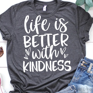 La vie est meilleure, avec gentillesse Svg, être gentil Svg, gentillesse Svg, choisir gentil Svg, gentillesse chemise Svg, couper des fichiers pour Cricut, Png, Dxf