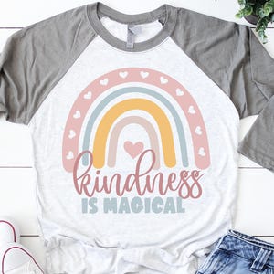 La gentillesse est magique Svg, Svg arc-en-ciel, faire le bien Svg, être gentil Svg, gentillesse Svg, fille gentillesse chemise fichiers Svg pour Cricut, Png, Dxf