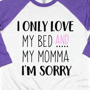 Eu só amo minha cama e minha mãe, sinto muito Svg Engraçado Criança Svg Dia das Mães Engraçado Mãe Svg Bebê Menino Svg para Cricut Svg Silhouette