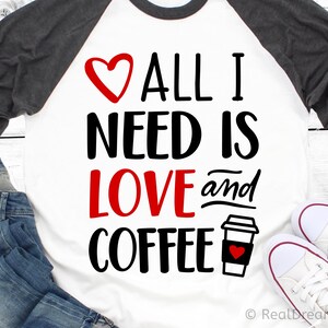 Tutto ciò di cui ho bisogno è amore e caffè Svg, San Valentino Svg, Divertente Svg, San Valentino Svg, Cuori Svg, Amore Svg, per Cricut, Png, Dxf