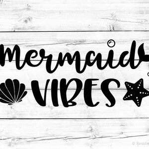 K&ouml;nnte beinhalten: Schwarzwei&szlig;es Grafikdesign mit dem Text "mermaid vibes". Das Design enth&auml;lt eine Muschel und einen Seestern.