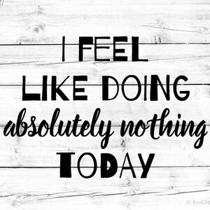 Puede incluir: Tipograf&iacute;a en blanco y negro sobre un fondo de madera blanca. El texto dice "Me siento como para no hacer absolutamente nada hoy."