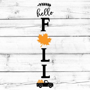 Puede incluir: Diseño gráfico en blanco y negro con el texto "hello fall" sobre un fondo de madera blanca. El diseño gráfico presenta una hoja negra y las letras "F", "I", "L" y "L" con un camión negro que lleva calabazas debajo de la última "L".