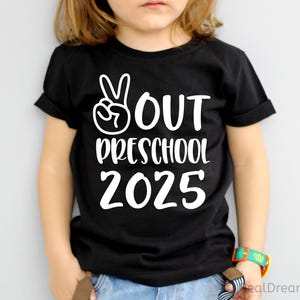 Peace Out Preschool SVG, Pre-K 2025 SVG, Ultimo giorno di scuola, Ultimo giorno di scuola materna per bambini, File SVG per Cricut per maglietta di laurea per bambini, PNG, DXF