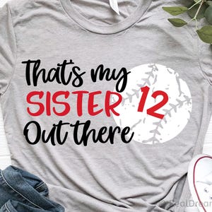 Das ist meine Schwester da draußen svg, Softball svg, personalisiertes Softball Bruder Shirt, kleine Schwester größter Fan svg Datei für Cricut, Png, Dxf