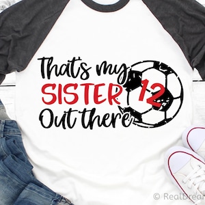 Esa es mi hermana ahí fuera Svg, Svg de fútbol, camiseta de fútbol personalizada para hermano, archivo Svg de la hermana pequeña más fanática para Cricut, Png, Dxf