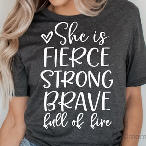 Sie ist heftige starke mutige volle Feuer-Svg, Mädchen-Power-Zitat-Svg, Bibel-Svg, Sie ist stark, lustige Frau Shirt-Svg-Datei für Cricut, Png, Dxf