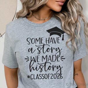 Pu&ograve; includere: T-shirt grigio con la scritta "SOME HAVE a story WE MADE history #CLASSOF2026" e un cappello di laurea. La maglietta &egrave; a girocollo.