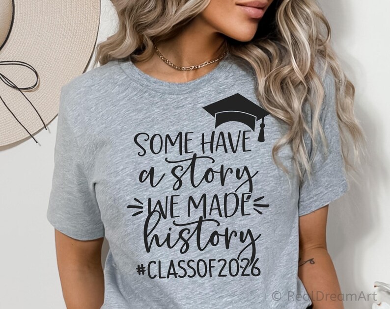 Pu&ograve; includere: T-shirt grigio con la scritta "SOME HAVE a story WE MADE history #CLASSOF2026" e un cappello di laurea. La maglietta &egrave; a girocollo.