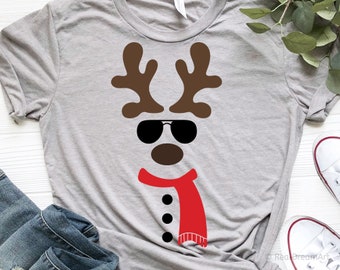 Junge Redeshirsch Svg, Hipster Redeshirsch mit Schal, Baby Boy Hirsch, Weihnachten Svg, Sonnenbrille, Kinder Weihnachten Shirt Svg-Datei für Cricut, Png, Dxf