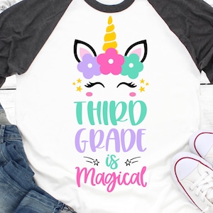 Derde leerjaar is magische Svg, meisje 3e leerjaar Svg, Unicorn Svg, terug naar school Shirt Svg, eerste dag van school Svg-bestand knippen voor Cricut, Png, Dxf