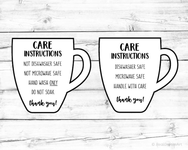 Puede incluir: Dos ilustraciones en blanco y negro de tazas con instrucciones de cuidado. La taza de la izquierda dice "Instrucciones de cuidado: No apto para lavavajillas, No apto para microondas, Lavar solo a mano, No remojar, &iexcl;Gracias!" La taza de la derecha dice "Instrucciones de cuidado: Apto para lavavajillas, Apto para microondas, Manipular con cuidado, &iexcl;Gracias!"