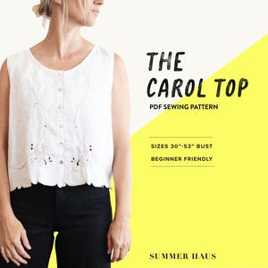 Puede incluir: Un top blanco sin mangas con un dobladillo festoneado y detalles bordados. El texto "THE CAROL TOP" está escrito en negro sobre un fondo amarillo. El texto "PDF SEWING PATTERN" está escrito en negro debajo del título. El texto "SIZES 30"-53" BUST" está escrito en negro sobre un fondo blanco. El texto "BEGINNER FRIENDLY" está escrito en negro sobre un fondo blanco. El texto "SUMMER HAUS" está escrito en negro sobre un fondo amarillo.