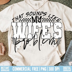 Może przedstawiać: Kremowa koszulka z napisem "THAT SOUNDS LIKE MY WIFE'S PROBLEM" w czarnym kolorze. Projekt zawiera wzory w szachownicę i akcenty w kształcie błyskawic, tworząc swobodną i humorystyczną estetykę. Koszulka ma wygodny krój.
