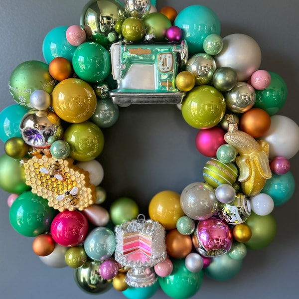 Corona de adornos navideños vintage y nuevos de Whimsical Joy