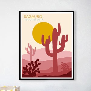 Może przedstawiać: Minimalistyczny plakat w czerwono-żółtej kolorystyce przedstawiający pustynny krajobraz z dużym kaktusem saguaro i zachodzącym słońcem. Tekst "SAGUARO national park" znajduje się na górze plakatu.