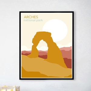 Może przedstawiać: Minimalistyczny plakat w żółto-pomarańczowej kolorystyce przedstawiający sylwetkę Delicate Arch w Parku Narodowym Arches w stanie Utah. Na plakacie widnieje napis "ARCHES national park" u góry.