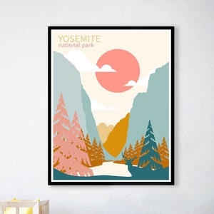 Może przedstawiać: Plakat w stylu retro z tekstem "Yosemite National Park" w czarnych literach. Plakat przedstawia stylizowaną ilustrację g&oacute;rskiego krajobrazu z r&oacute;żowym słońcem, niebieskim niebem i zielonymi drzewami.