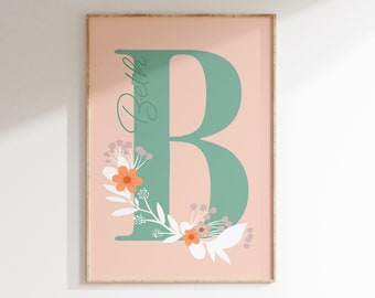 Puede incluir: Un diseño de arte de pared imprimible con la letra "B" en color verde azulado con una corona floral en tonos de rosa, naranja y blanco sobre un fondo melocotón. El nombre "Beth" está escrito en cursiva sobre la letra.