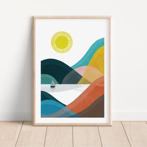 Puede incluir: Impresión de arte abstracto con un paisaje estilizado con colinas coloridas, un velero y un sol amarillo. La impresión tiene una estética moderna y minimalista.