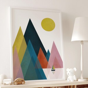 Puede incluir: Impresión de arte geométrico abstracto con una colorida cordillera de montañas con un sol amarillo y un pequeño velero en primer plano.
