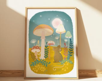 Op de afbeelding: Een fantasievolle illustratie van een muis in een bossetting met kleurrijke paddenstoelen, groen gebladerte en een gloeiende maan op de achtergrond.