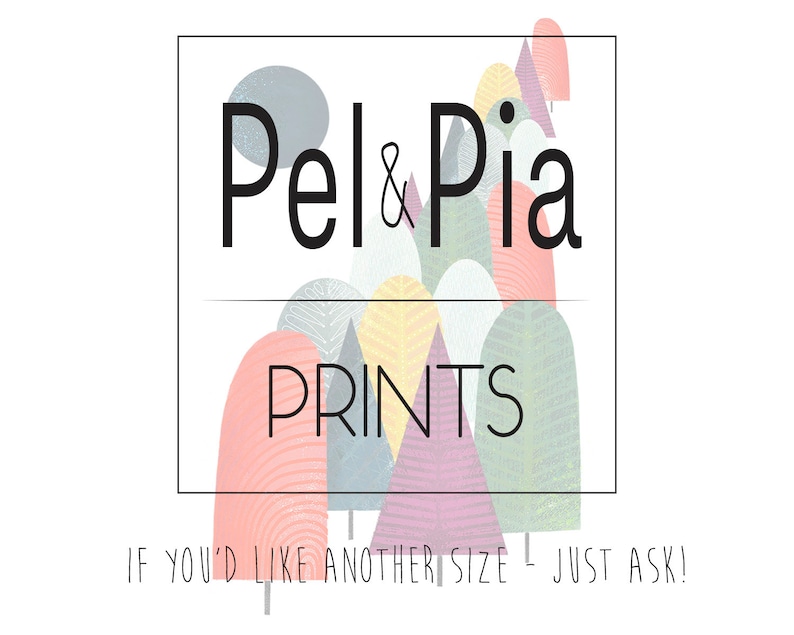 Pu&ograve; includere: Un logo per un'azienda chiamata "Pel & Pia Prints" con un design astratto colorato di alberi e montagne. Il testo "Se desideri un'altra dimensione, chiedi pure!" &egrave; sotto il logo.