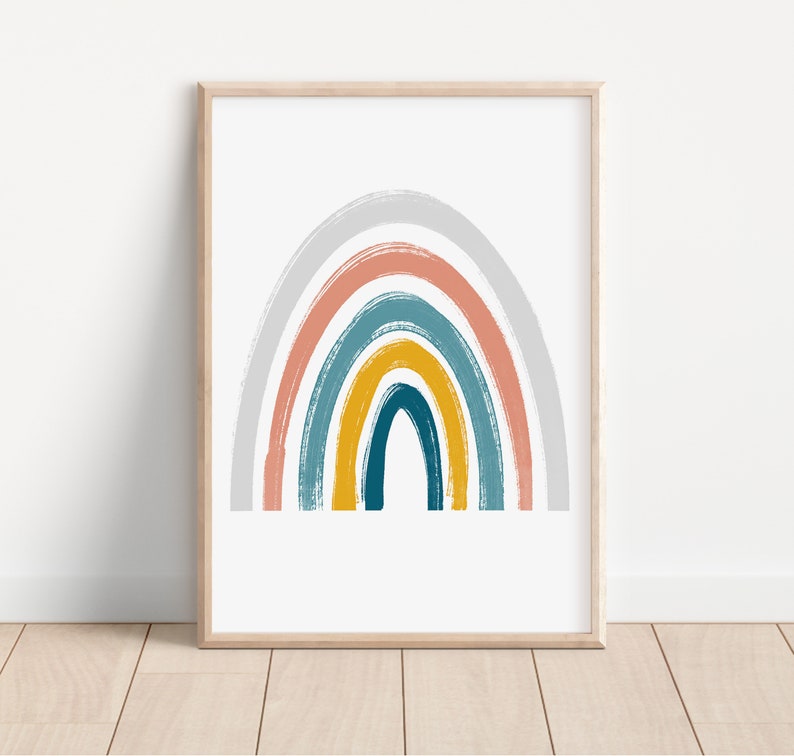 Op de afbeelding: Een kleurrijke regenboogprint op een witte achtergrond. De regenboog bestaat uit vijf bogen in tinten grijs, roze, teal, geel en blauw.