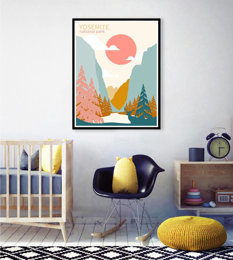 Może przedstawiać: Plakat w stylu retro z tekstem "Yosemite National Park" w czarnych literach. Plakat przedstawia stylizowaną ilustrację g&oacute;rskiego krajobrazu z r&oacute;żowym słońcem, niebieskim niebem i zielonymi drzewami.
