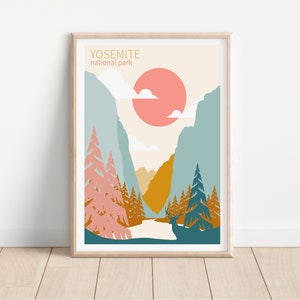 Może przedstawiać: Stylizowana ilustracja Parku Narodowego Yosemite z dużym r&oacute;żowym słońcem, niebieskimi i zielonymi g&oacute;rami oraz rzeką z jeleniem na pierwszym planie. Tekst "Yosemite national park" znajduje się w g&oacute;rnej części obrazu.