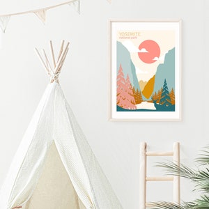 Może przedstawiać: Minimalistyczny plakat z graficzną ilustracją Parku Narodowego Yosemite. Plakat przedstawia pasmo g&oacute;rskie, rzekę i drzewa w odcieniach r&oacute;żowego, niebieskiego, zielonego i ż&oacute;łtego. Tekst "Yosemite National Park" jest nadrukowany na g&oacute;rze plakatu.